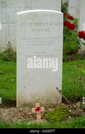 La pierre tombale d'un soldat Sikh à Gordon Dump Commonwealth War Graves Commission Cemetery, Somme, France. Banque D'Images