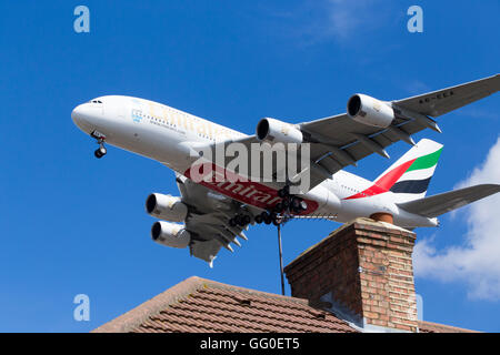 Unis / Airbus A380-861 Air Bus A6 à l'EEE au cours de l'atterrissage d'avion à l'aéroport des toits de Londres. Banque D'Images