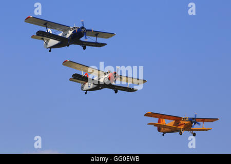 HRADEC KRALOVE, RÉPUBLIQUE TCHÈQUE - 5 SEPTEMBRE : Trois Antonov An2 à Czech International Air Fest Air Show. Banque D'Images