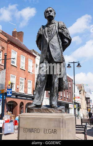 La statue de Sir Edward Elgar à Worcester High Street. Worcester. Worcestershire. UK Banque D'Images