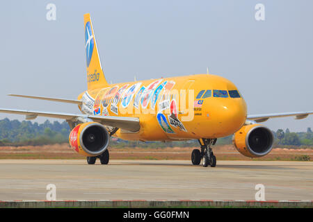 Seam Reap/Kambodia 9 Février 2015 : Airbus 320 d'Air Asia avec Expedia 'couleur' à l'aéroport de Phnom Penh. Banque D'Images