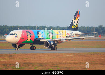 Kuala Lumpur Malaisie/Februar 10, 2015 : Airbus A320 d'Air Asia l'atterrissage des avions avec des 'Bo' Les Roches de couleurs à Kuala Banque D'Images