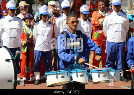 Jeune homme africain à jouer de la batterie, à la 2016 Défilé des vins de Stellenbosch en Afrique du Sud Banque D'Images