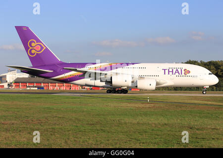 /Francfort Allemagne 18 Mars 2014 : Airbus A380 de Thai Aiways à l'aéroport de Francfort. Banque D'Images