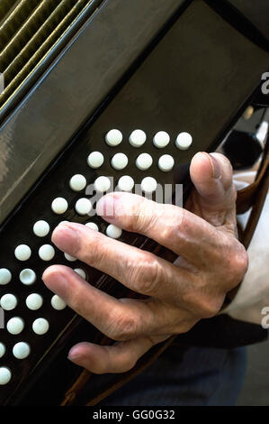 Détails d'une main sur un vieux tout en jouant de l'accordéon. Focus sélectif. Banque D'Images