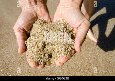 Fée sable coquilles dans les mains à Paraty au Brésil Banque D'Images