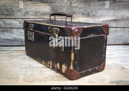 Vintage suitcase isolé sur table en bois. Focus sélectif. Banque D'Images