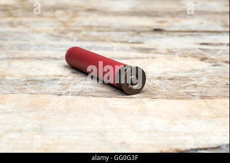 Close up de 12mm bullet sur table en bois. Focus sélectif. Banque D'Images