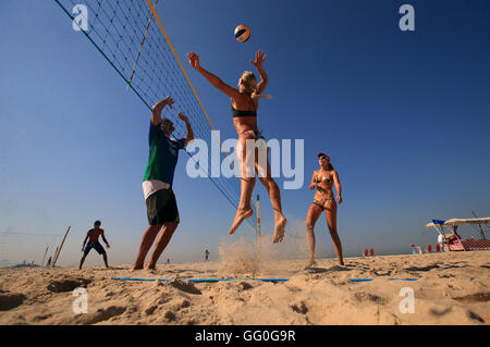 Les gens jouer au volley-ball sur la plage de Copacabana, l'avant de l'Jeux olympiques de Rio, au Brésil. Banque D'Images