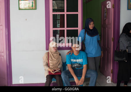 Les parents d'accompagner leurs enfants pendant à Pelatihan theraphy Tempat Koran Harapan (Centre de formation de l'Espoir) à Makassar, Indonésie. Banque D'Images