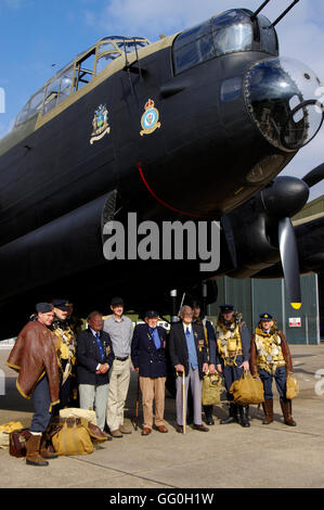 Lancaster Crew Veterans avec Re Enactors à East Kirkby avec Lancaster Just Jane NX611, Banque D'Images