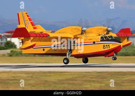 Split/Croatie Juillet 22, 2014 : Canadair CL-415 de la Croatie - Air Force l'atterrissage après avoir lutté contre un incendie à l'aéroport de Split. Banque D'Images