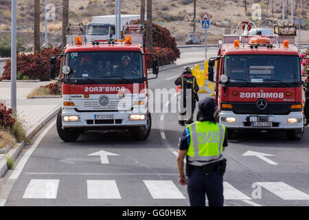 La direction de Adeje Tenerifes pompiers volontaires de prendre part à une simulation d'urgence, Îles Canaries, Espagne Banque D'Images
