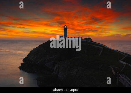 Phare de South Stack au coucher du soleil, île d'Anglesey, Banque D'Images