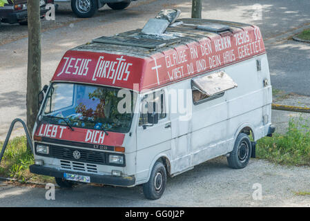 Regensburg, Bavière, Allemagne - 10 juillet 2016 : La photo montre un bus avec des slogans religieux : Jésus Christ vous aime. Bienvenue sur mon Boulevard Banque D'Images