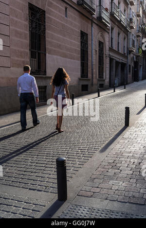 La rue piétonne dans le quartier populaire Huertas, Madrid, Espagne Banque D'Images