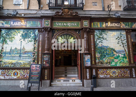 Restaurant traditionnel dans une rue piétonne, dans le quartier de Huertas, Madrid, Espagne Banque D'Images