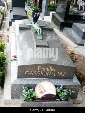 Tombe de la chanteuse française emblématique Édith Piaf au cimetière du Père Lachaise à Paris, en hommage au « petit moineau » de la musique de chanson. Banque D'Images