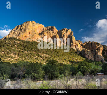 Falaises de Rhyolite de Camping Appartement ensoleillé dans Cave Creek Canyon, coucher du soleil, de l'habitat des zones riveraines, montagnes Chiricahua, Arizona Banque D'Images