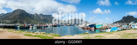 Bateaux dans le pittoresque port de Hout Bay, Hout Bay, Cape Town, Afrique du Sud Banque D'Images