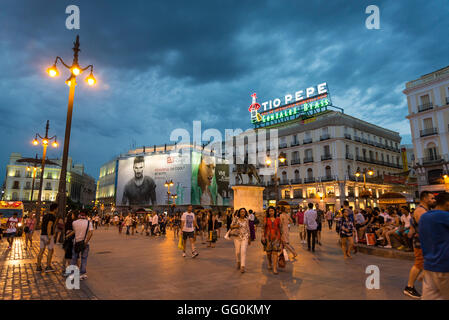 La Puerta del Sol, l'un des plus connus et le plus achalandé des carrés dans la ville, Madrid, Espagne Banque D'Images