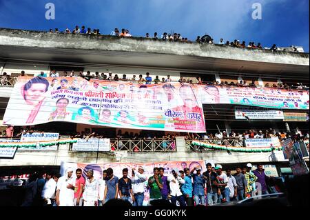 Varanasi, Inde. 09Th Aug 2016. La Présidente du Parti du congrès Sonia Gandhi au cours de gestes un road show dans la vue des prochaines élections de l'Assemblée de. © Prabhat Kumar Verma/Pacific Press/Alamy Live News Banque D'Images