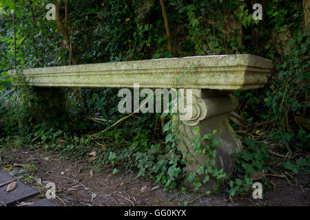 Libre d'un 18e c. banc entourée de végétation dans un vieux cimetière de Charleston, SC. Banque D'Images