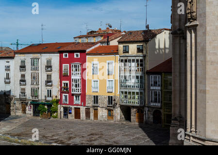 Maisons de ville historiques bordant la place de la Cathédrale, Burgos, Castille et Leon, Espagne Banque D'Images