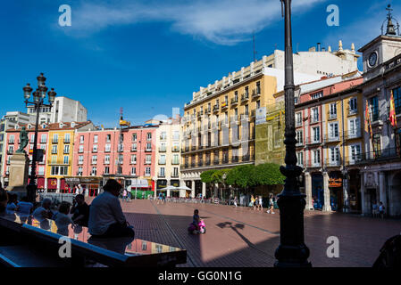 Maisons de ville historiques bordant la place centrale de Plaza Mayor, Burgos, Castille et Leon, Espagne Banque D'Images