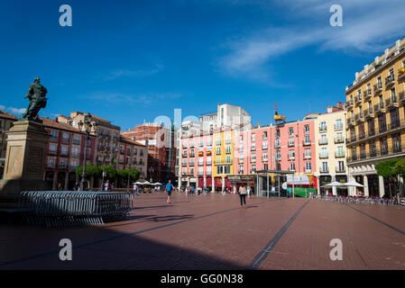 Maisons de ville historiques bordant la place centrale de Plaza Mayor, Burgos, Castille et Leon, Espagne Banque D'Images