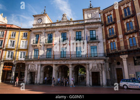 L'Hôtel de ville situé dans le 18e siècle Casa Consitorail sur la place centrale ou de la Plaza Mayor, Burgos, Castille et Leon, Espagne Banque D'Images