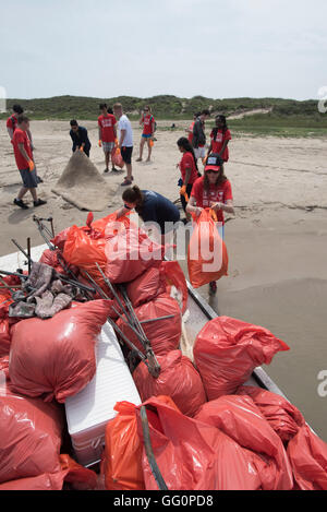 Les étudiants de l'Université de Houston se portent volontaires pour aider à nettoyer Port Mansfield jetées dans le sud du Texas pendant les vacances de printemps Banque D'Images