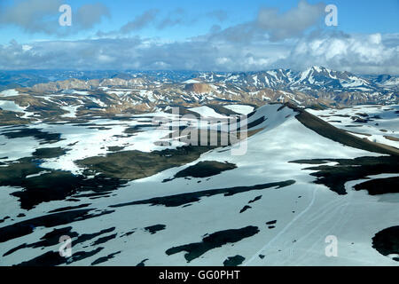 Vue aérienne de montagnes de rhyolite partiellement couvert de neige, la Réserve Naturelle de Fjallabak, Landmannalaugar, Islande Banque D'Images