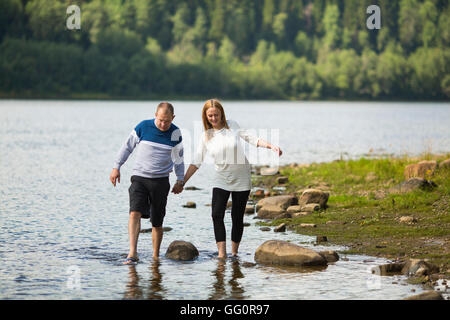 Un jeune couple le long de la rivière. De miel. Banque D'Images