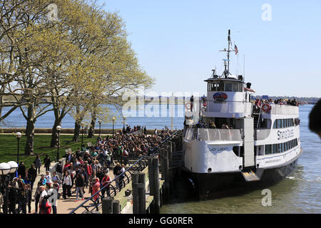 Traversier pour passagers reliant Manhattan Ellis Island et Statue de la liberté à d'Ellis Island, New York City, USA Banque D'Images