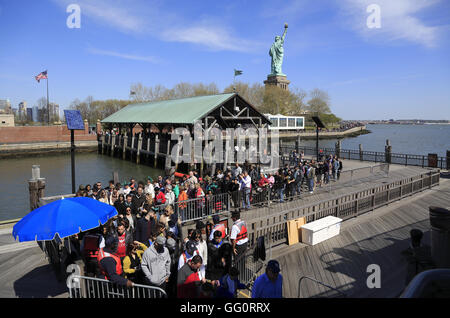 Passagers attendant ferry pour Manhattan, avec Statue de la liberté en arrière-plan dans Liberty Island.New York,USA Banque D'Images