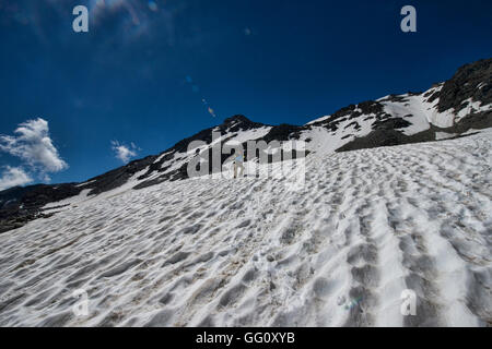 En ordre décroissant de la neige Trekker Augstbordpass sur la Haute Route, Turtmanntal, Suisse Banque D'Images