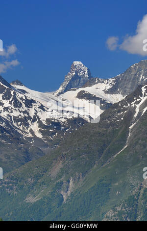 Le Matterhorn peeking out, vu de l'Europaweg sentier près de Zermatt, Suisse Banque D'Images