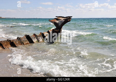 Vieille épave rouillé partiellement submergée à CY O'Connor Beach et l'océan Indien en Amérique du seascape Coogee, l'ouest de l'Australie. Banque D'Images