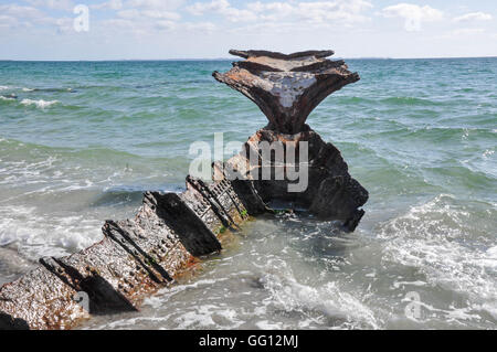Vieille épave rouillé partiellement submergée à CY O'Connor Beach et l'océan Indien en Amérique du seascape Coogee, l'ouest de l'Australie. Banque D'Images