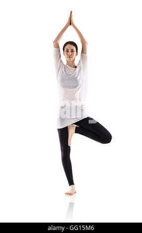 Jolie brunette woman doing yoga exercice Banque D'Images