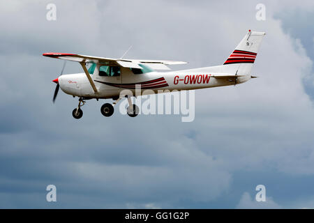 Cessna 152, à l'atterrissage à l'Aérodrome de Wellesbourne, Warwickshire, UK (G-OWOW) Banque D'Images