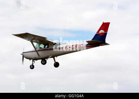 Cessna 152, à l'atterrissage à l'Aérodrome de Wellesbourne, Warwickshire, UK (G-GFIG) Banque D'Images