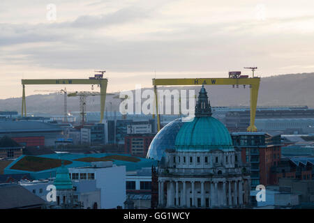 Vue sur l'hôtel de ville avec grues Harland et Wolff en arrière-plan, Belfast Banque D'Images