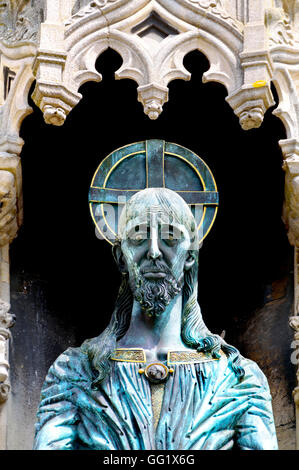 Canterbury, Kent, UK. Christchurch Gate (entrée de la cathédrale) dans marché du beurre (carré). La figure du Christ en bronze Banque D'Images