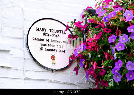 Canterbury, Kent, UK. Plaque sur la maison natale (52, rue du palais) de Marie La Tourtel, créateur de Ruper Bear Banque D'Images