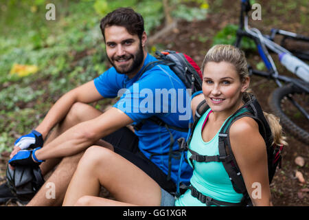 Athletic couple relaxing in forest Banque D'Images