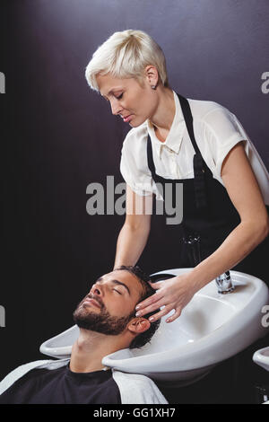 L'homme de se laver les cheveux Banque D'Images