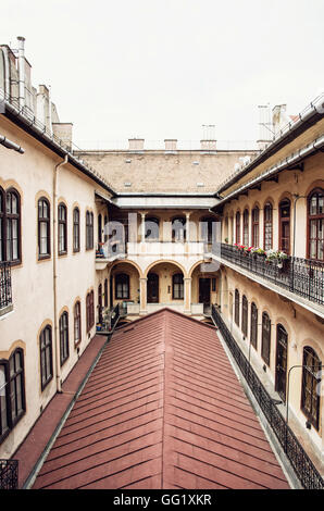 Cour du vieux bâtiment de style dans le centre historique de Budapest, Hongrie. Thème de l'architecture. Patrimoine culturel. Banque D'Images