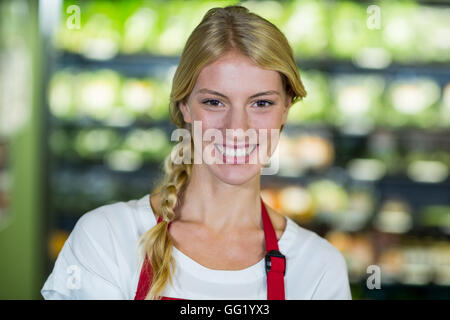 Personnel souriant dans un supermarché Banque D'Images